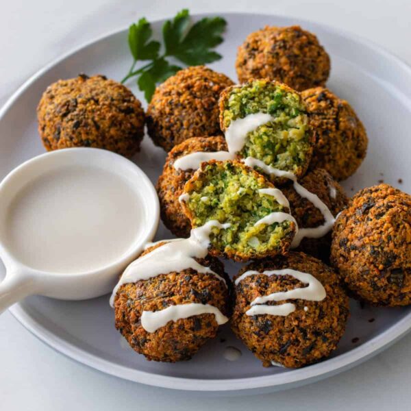 Falafel de garbanzos con salsa