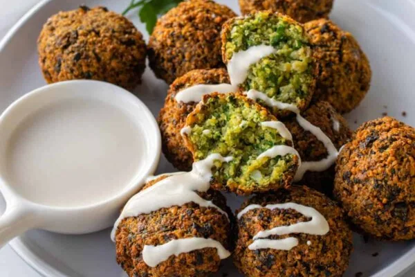 Falafel de garbanzos con salsa